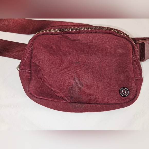 Lululemon Everywhere Belt Bag. Merlot Red - Picture 4 of 10